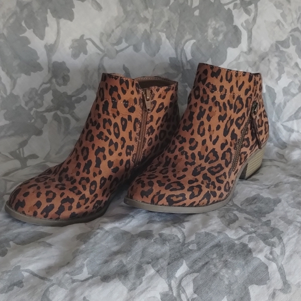 Cute Cheetah/leopard print boots/booties!